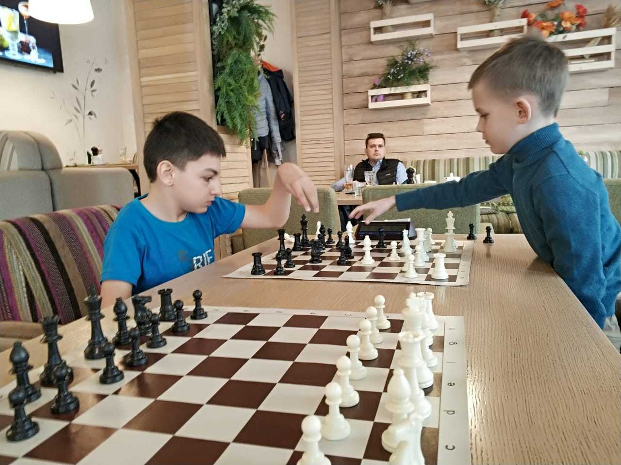 Chess way. Ребенок проиграл на соревнованиях по шахматам.