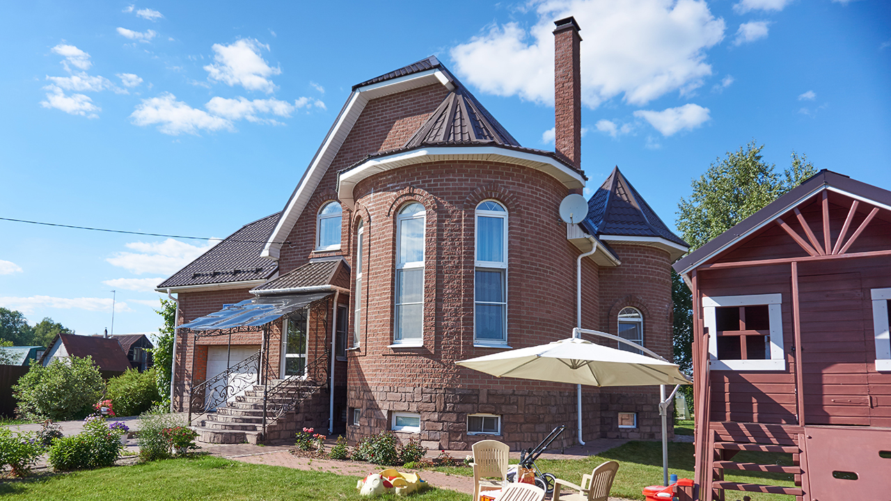 Пример дома с облицовкой колотым гиперпрессованным кирпичом