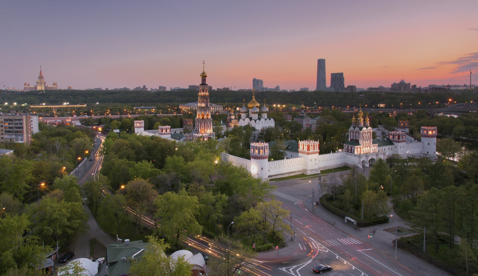 Новодевичий монастырь в Москве вид сверху