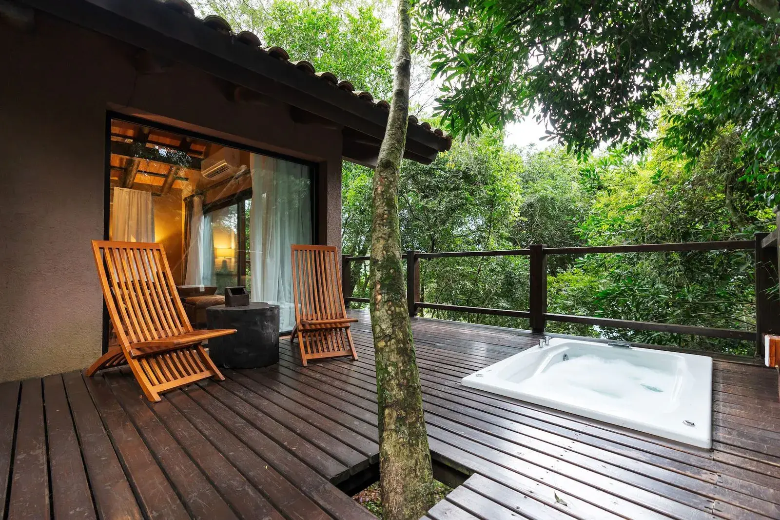 Приватная терраса сьюта с джакузи над сельвой, Loi Suites Iguazú