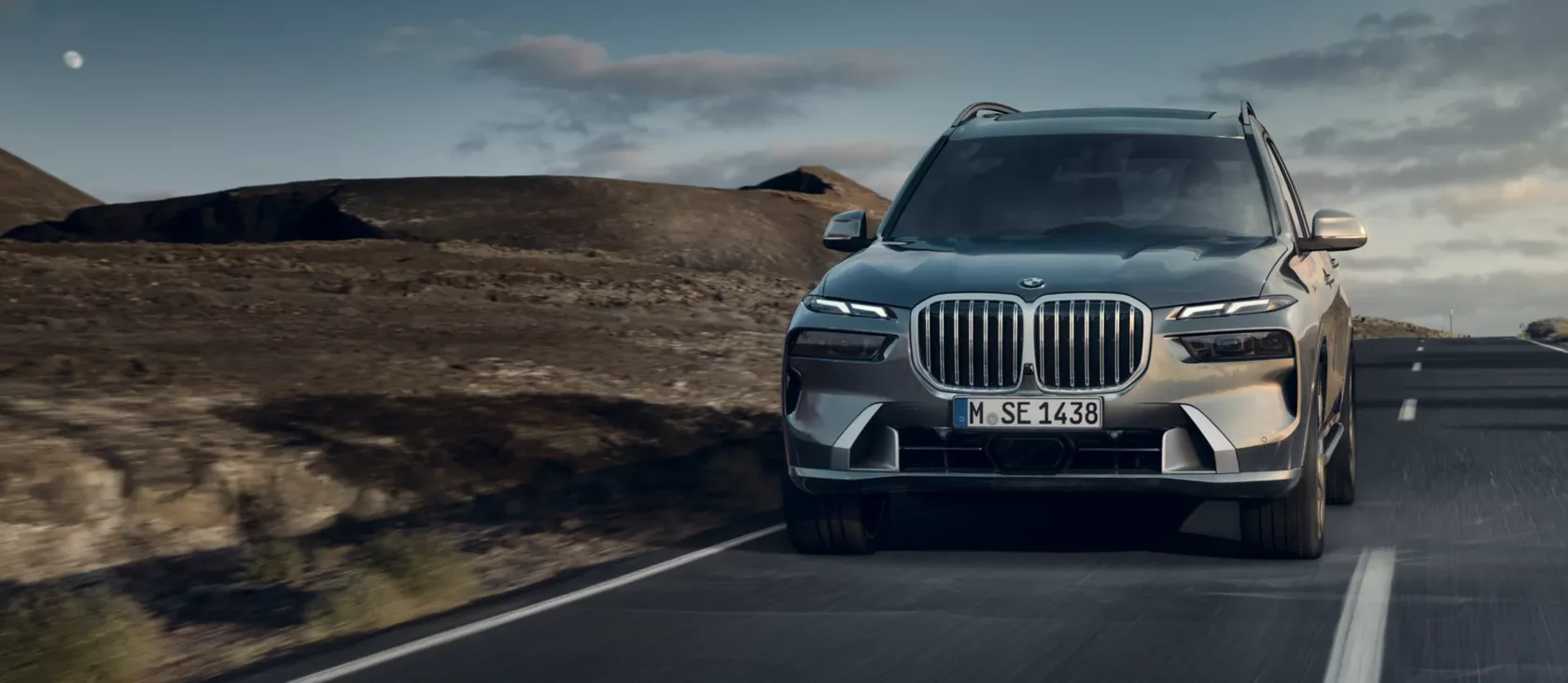 BMW X7: фронтальный ракурс автомобиля в движении