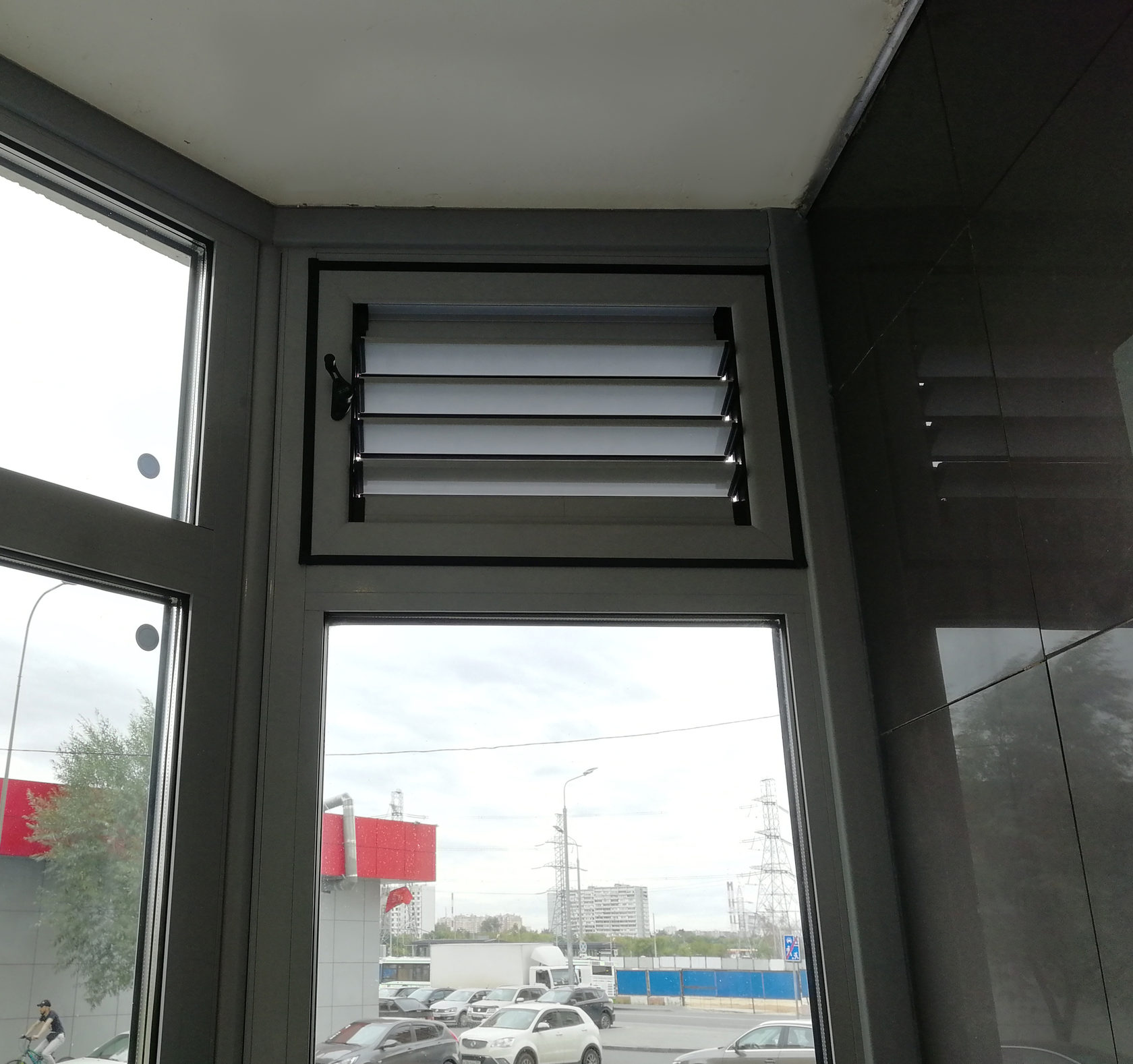 Фасадные регулируемые вентиляционные решетки вместо стеклопакета. Расширение зоны проветривания и вентиляции. Герметичное закрытие жалюзи.