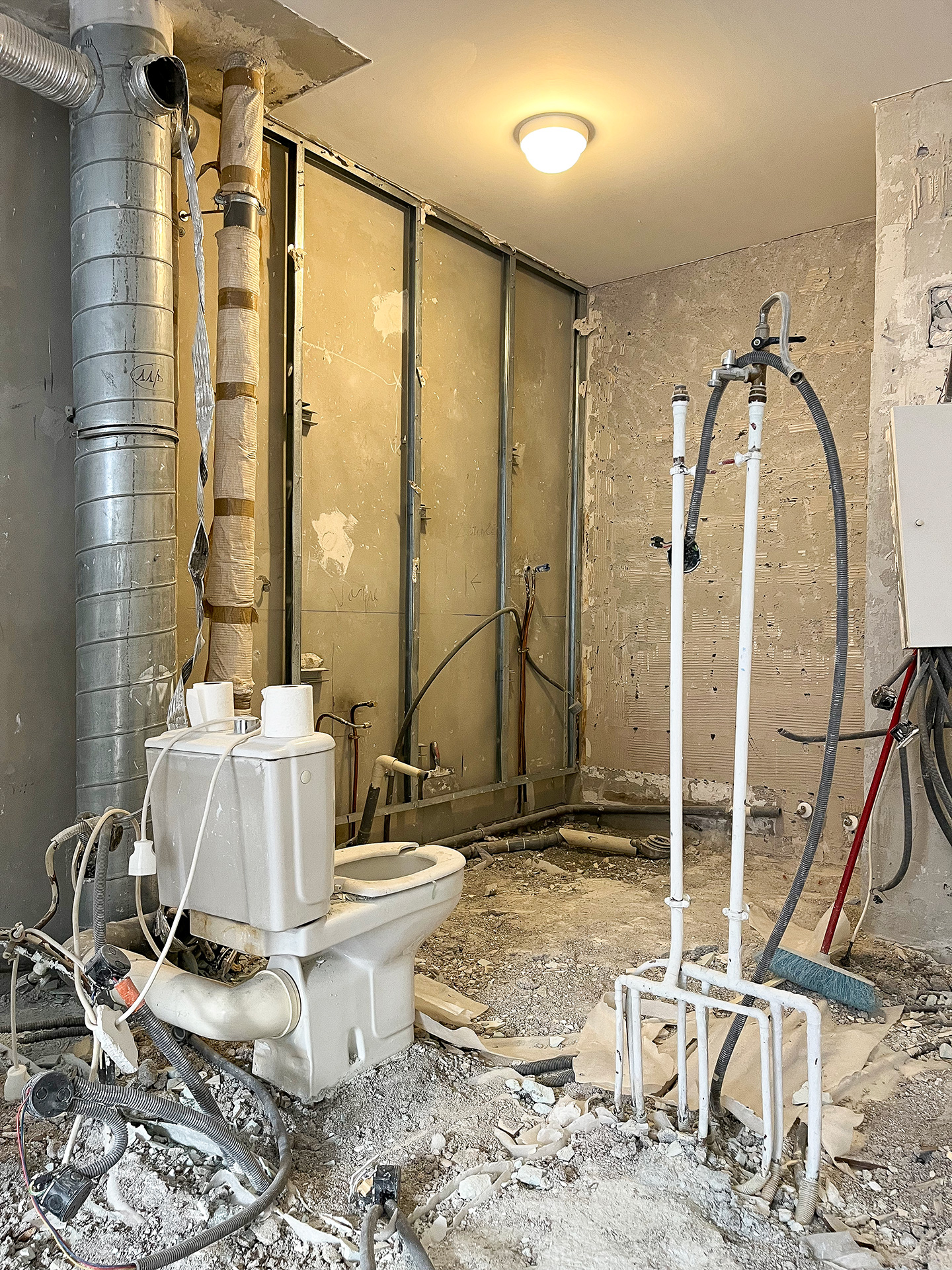 Curage du studio et mise à nu des réseaux avant rénovation à Nice