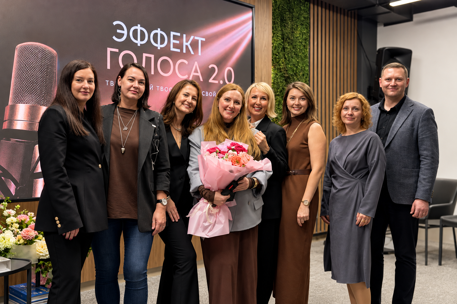 Портрет спикера в бежевом пиджаке