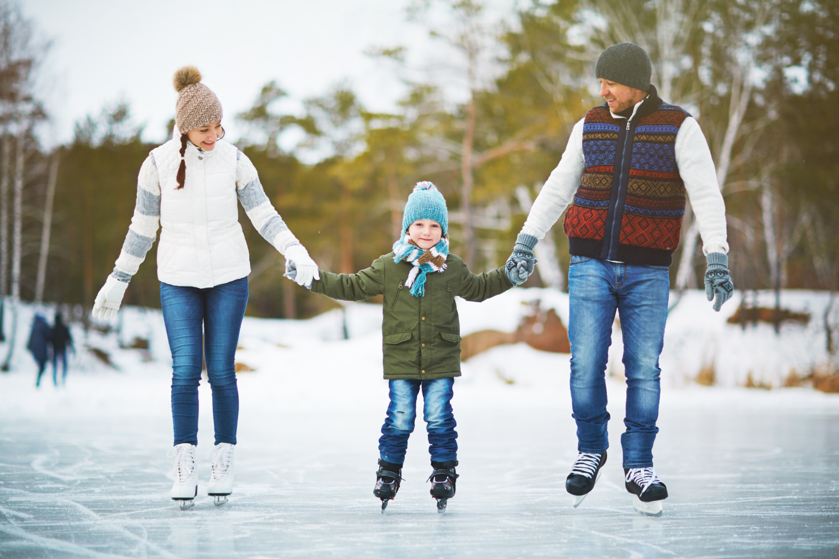 Зимние развлечения. Зимняя прогулка. Дети на прогулке зимой. Катание на коньках.