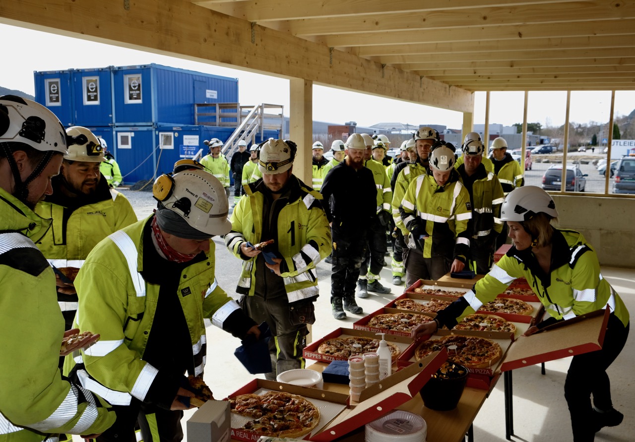 Svoltne arbeidsfolk i pizza-kø under kranselaget. (Foto: Kristian Hus).