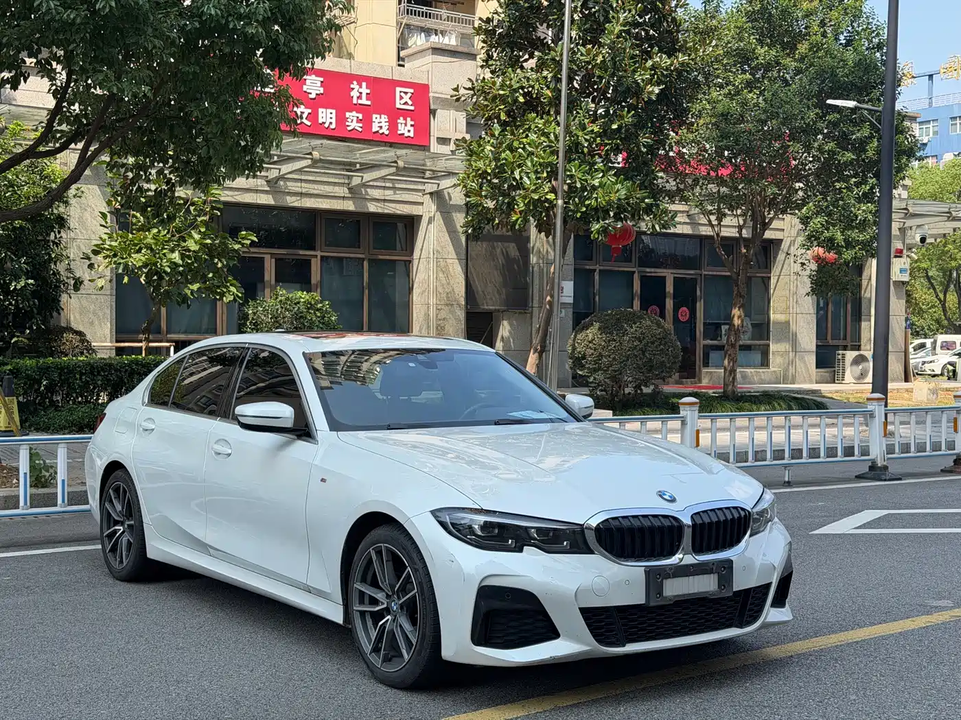 BMW 325Li G28 2022 M Sport Package — передняя часть белого седана, ракурс в три четверти
