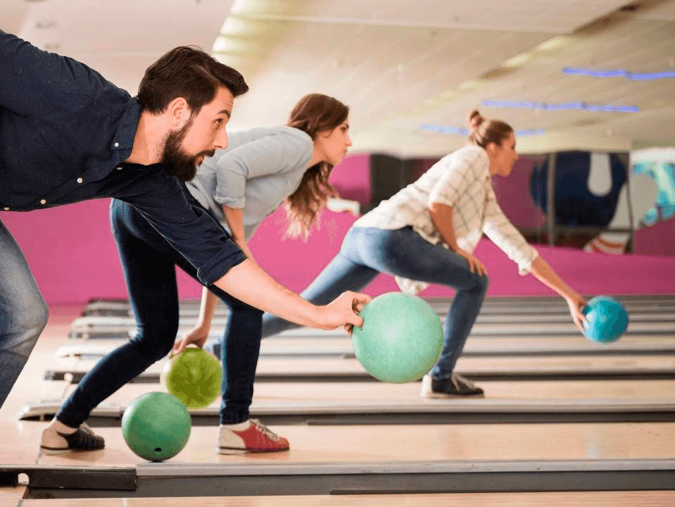 фото парня и девушки на романтическом свидании в публичном месте