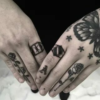 История татуировок на кистях рук и пальцах — откуда пошла традиция?