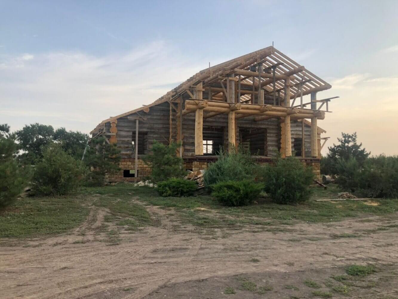 Дом из кедра на этапе устройства крыши