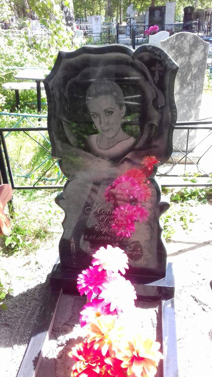 Памятник из Китайского гранита с вырубной формой &quot;Роза&quot;, размер 1200х600