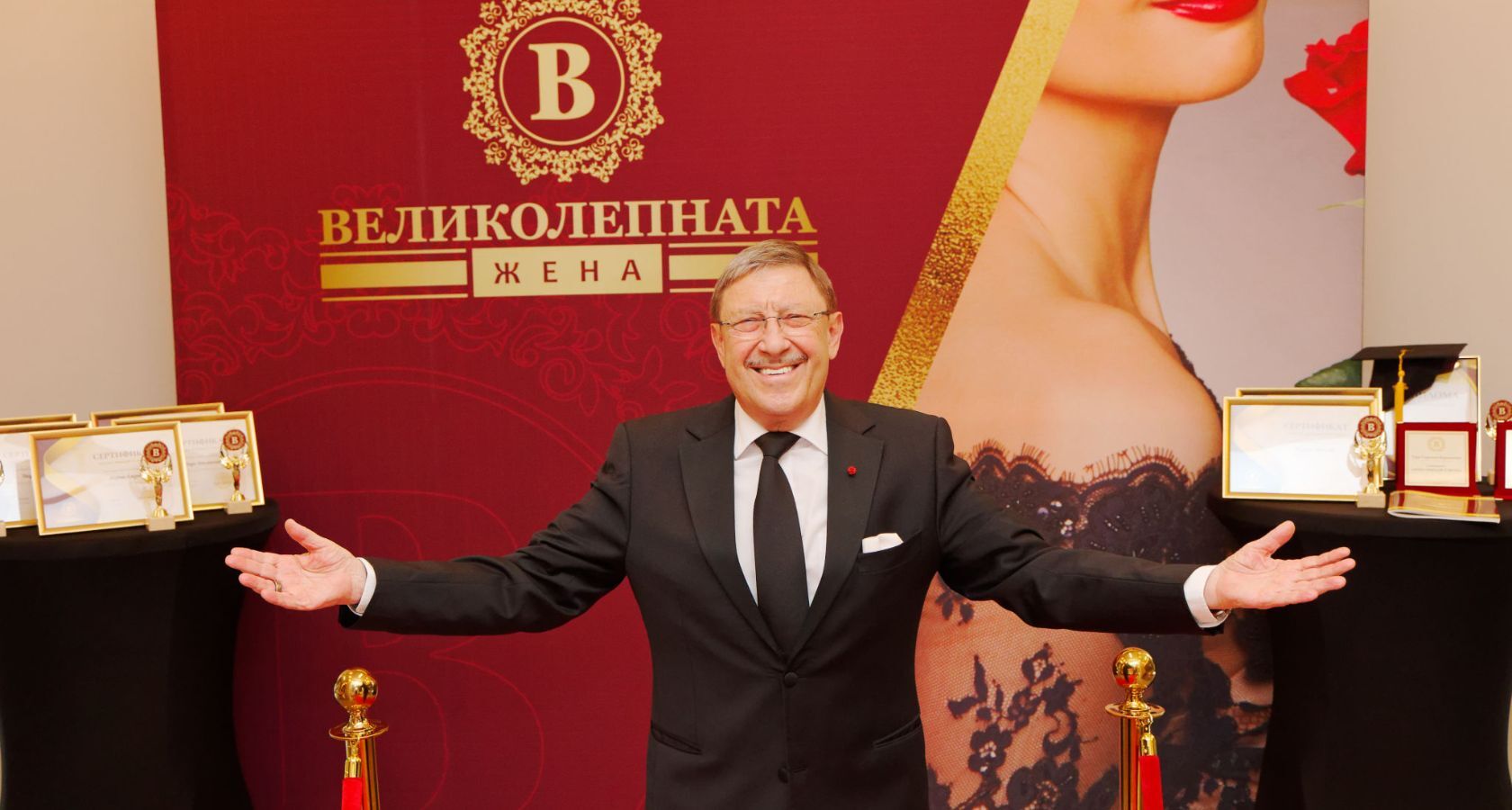 Максим Бехар позира за снимка пред стената на Великолепната Жена на Официалната церемония „Код ВЕЛИКОЛЕПНА