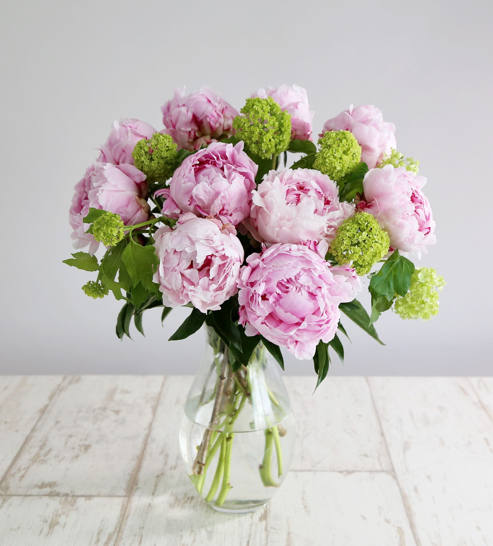 Фото цветы в вазе на столе дома (68 фото) » НА ДАЧЕ ФОТО