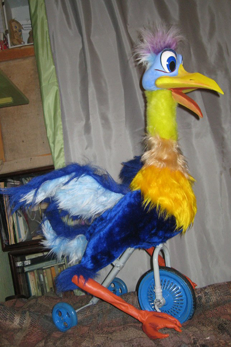 театральная кукла на велосипеде