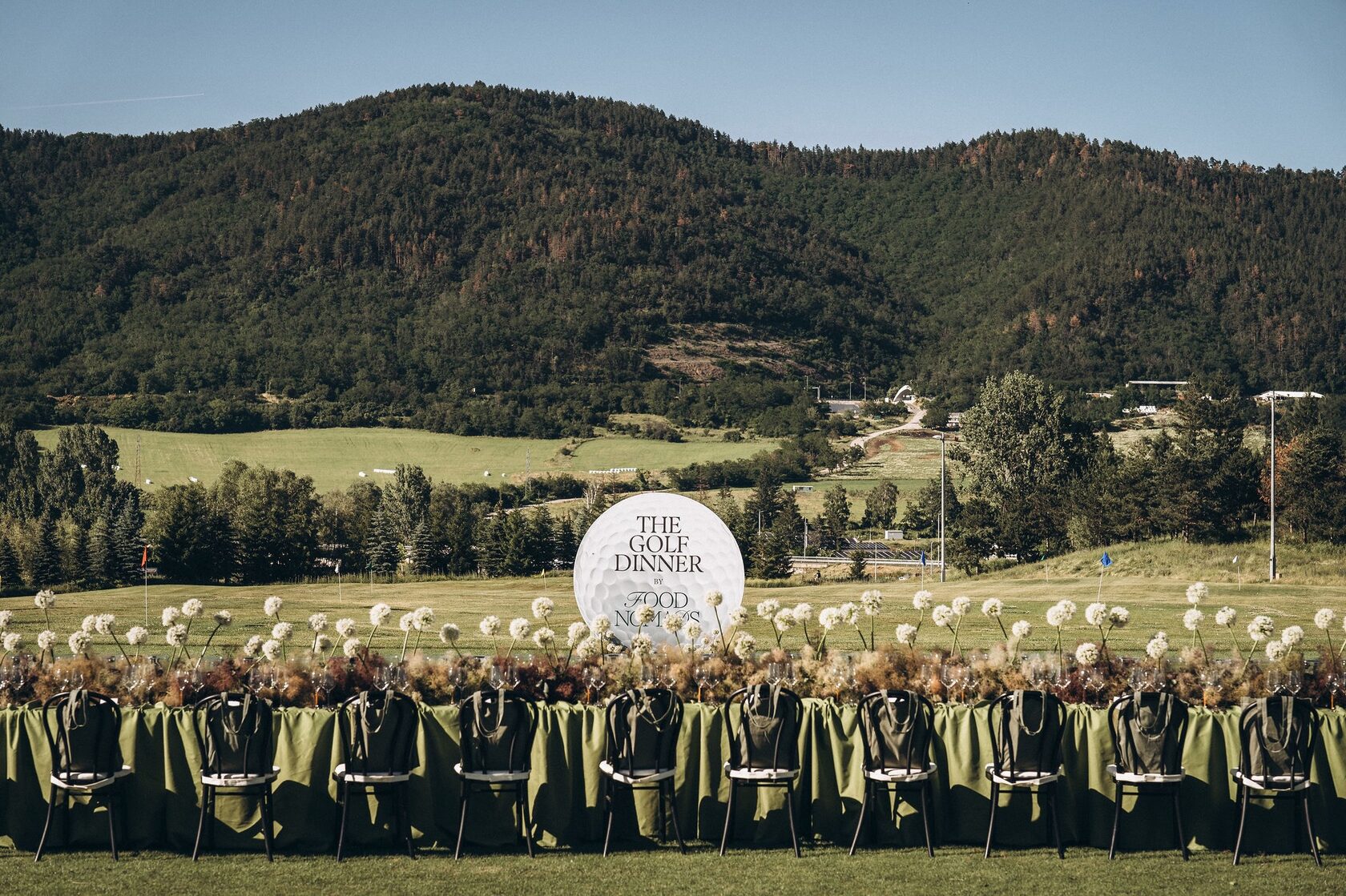 Красива маса разположена на голф игрището на замсъбитието The Golf Dinner by Food Nomads 