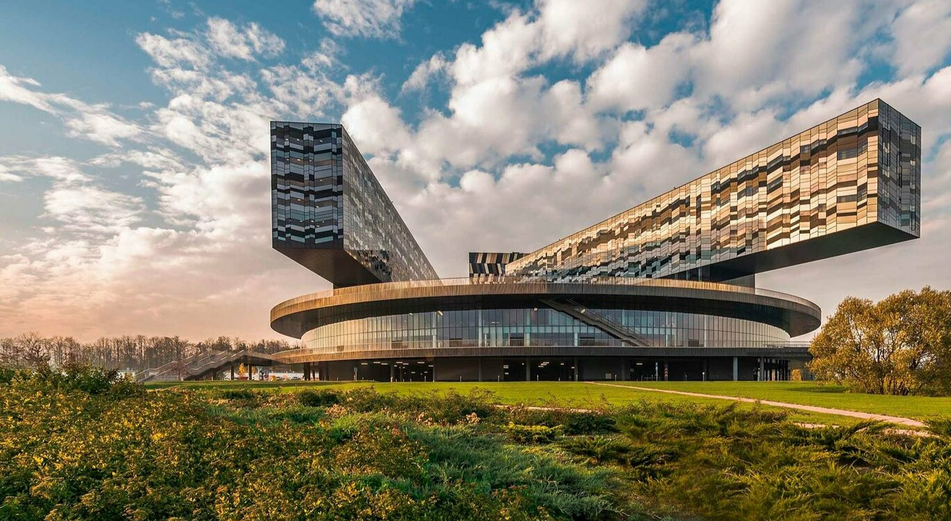 Сколково голицына. Московская школа управления Сколково Дэвид Аджайе. Кампус Московской школы управления Сколково. Дэвид Аджайе архитектура. Московская школа управления, Сколково Архитектор.