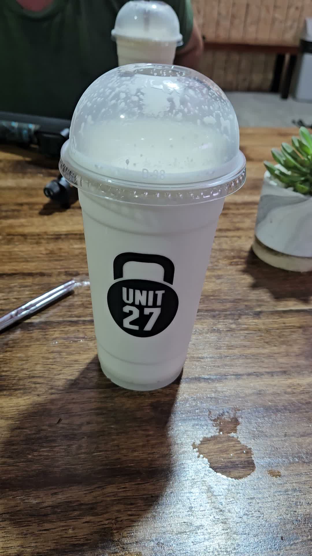 Протеиновый шейк из зала Unit 27 на спортивной улице