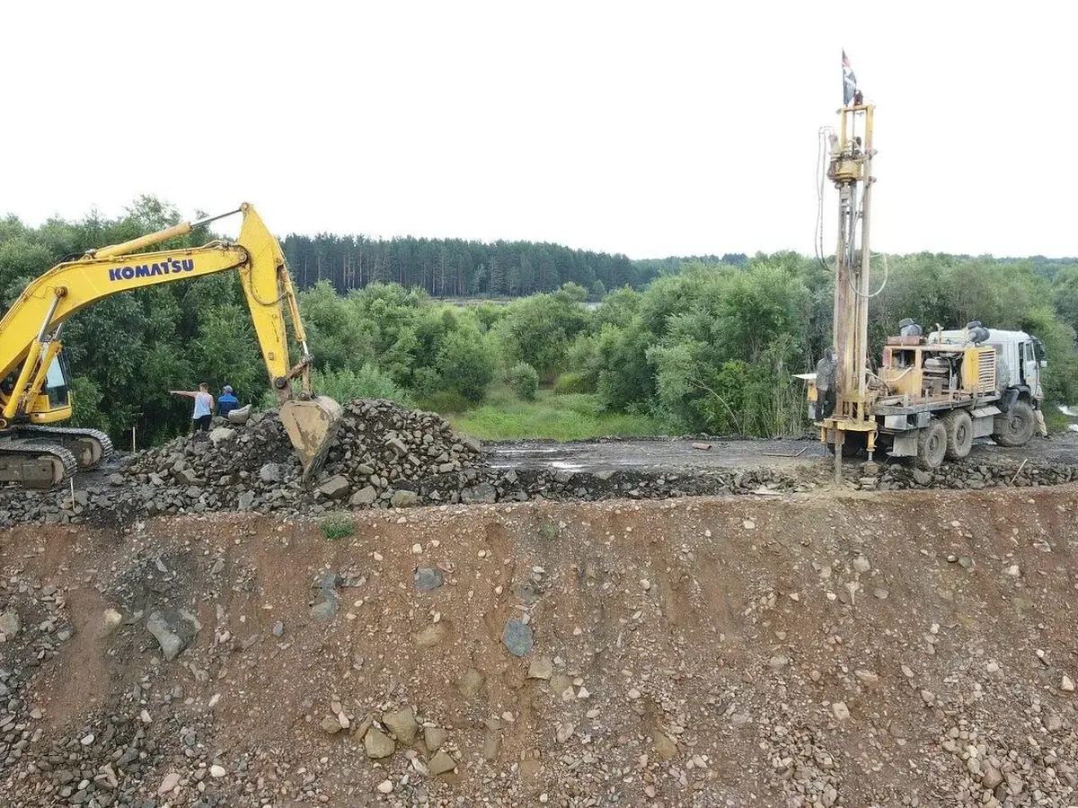 Буровая установка и спецтехника на участке