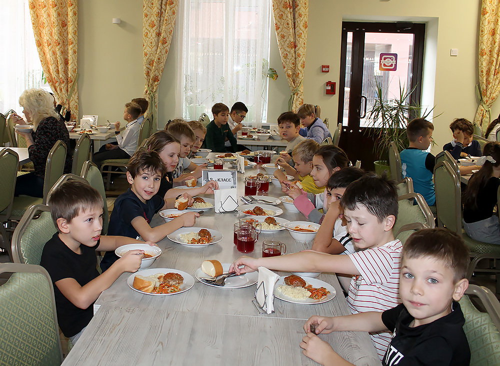 <span style="font-weight: 500;">СБАЛАНСИРОВАННОЕ ПЯТИРАЗОВОЕ ПИТАНИЕ В ГИМНАЗИИ ДОНСКОГО АКАДЕМИЧЕСКОГО РАЗВИТИЯ</span><br /><span style="font-weight: 500;">Все блюда из меню можно заказать домой</span>