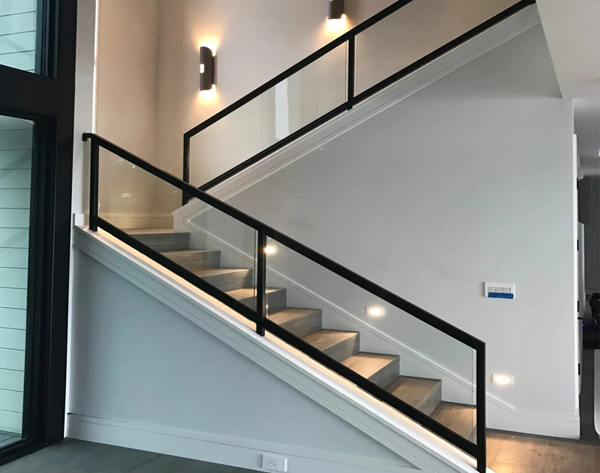 Стеклянная лестница с подсветкой фото