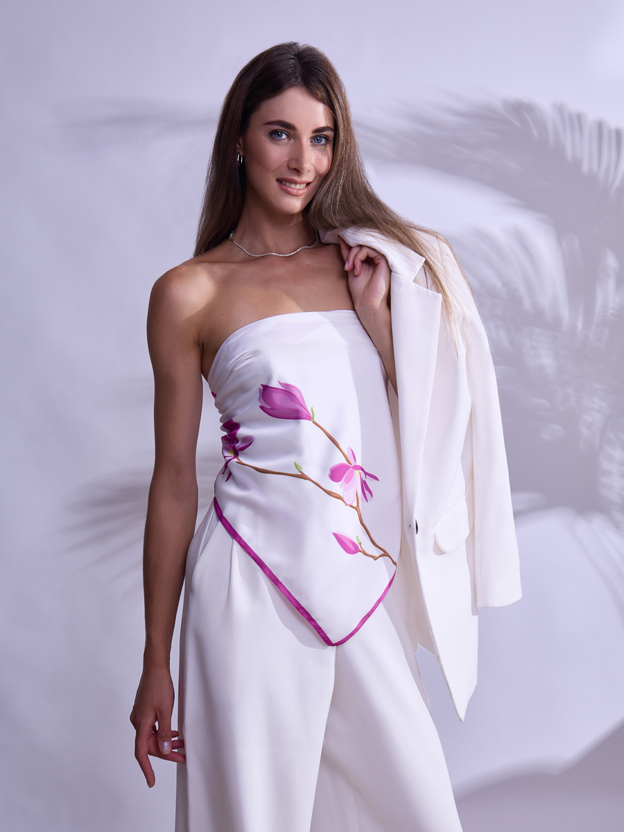 платок повязан как топ на девушке 