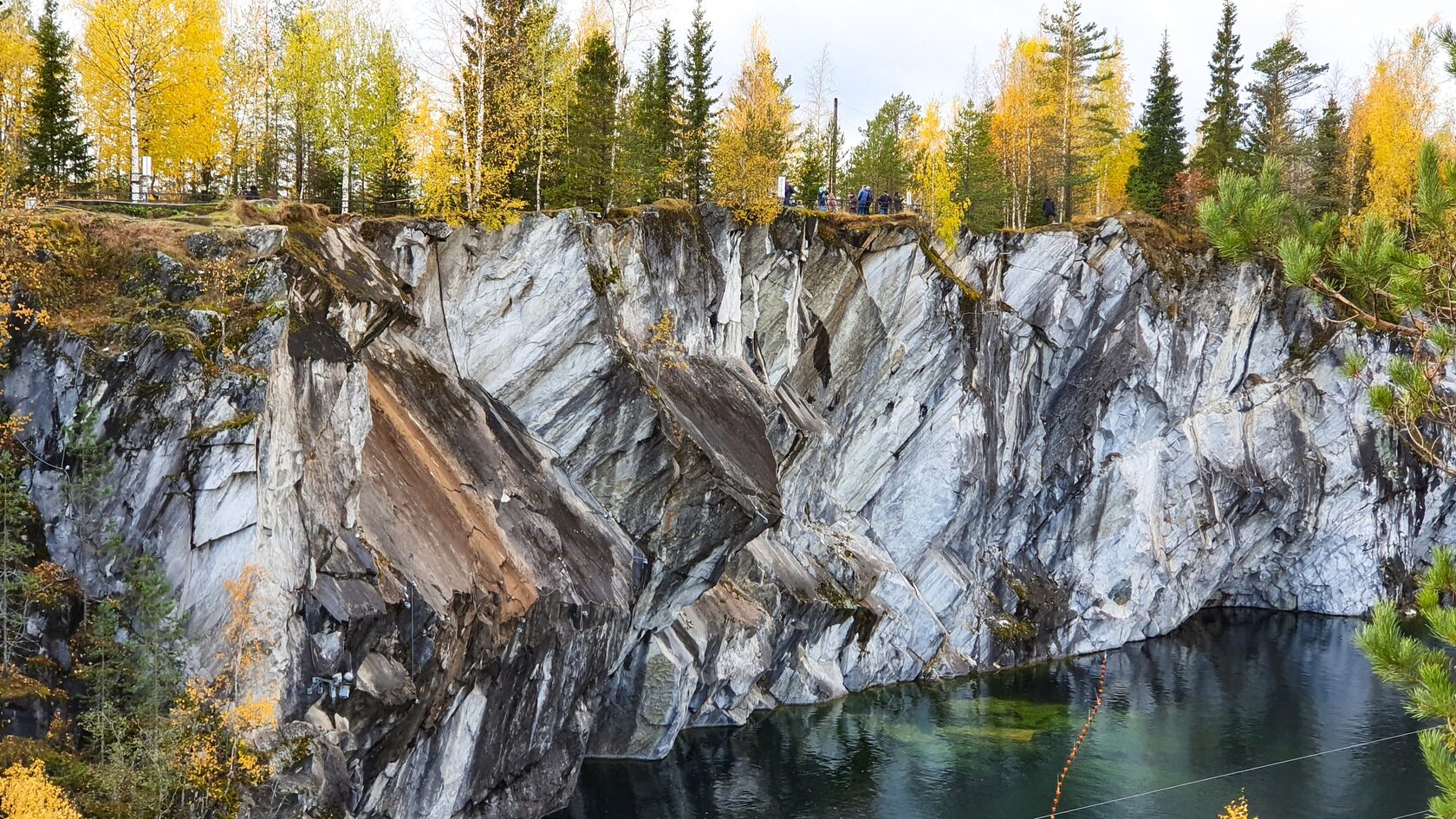 Горная карелия. Карелия Рускеала осень. Горный парк Рускеала. Рускеала горный парк осень. Мраморный каньон Рускеала