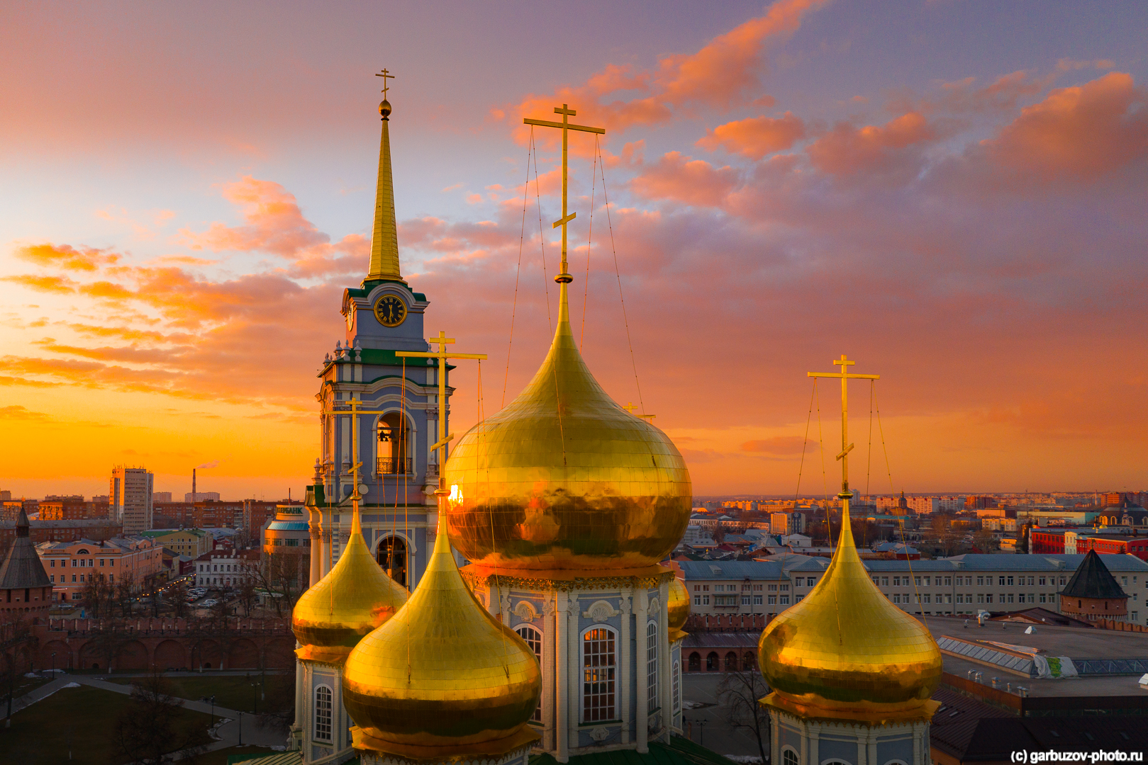 Купола церквей песня. Купол церкви Сергиев Посад. Новгород храм золотые купола.