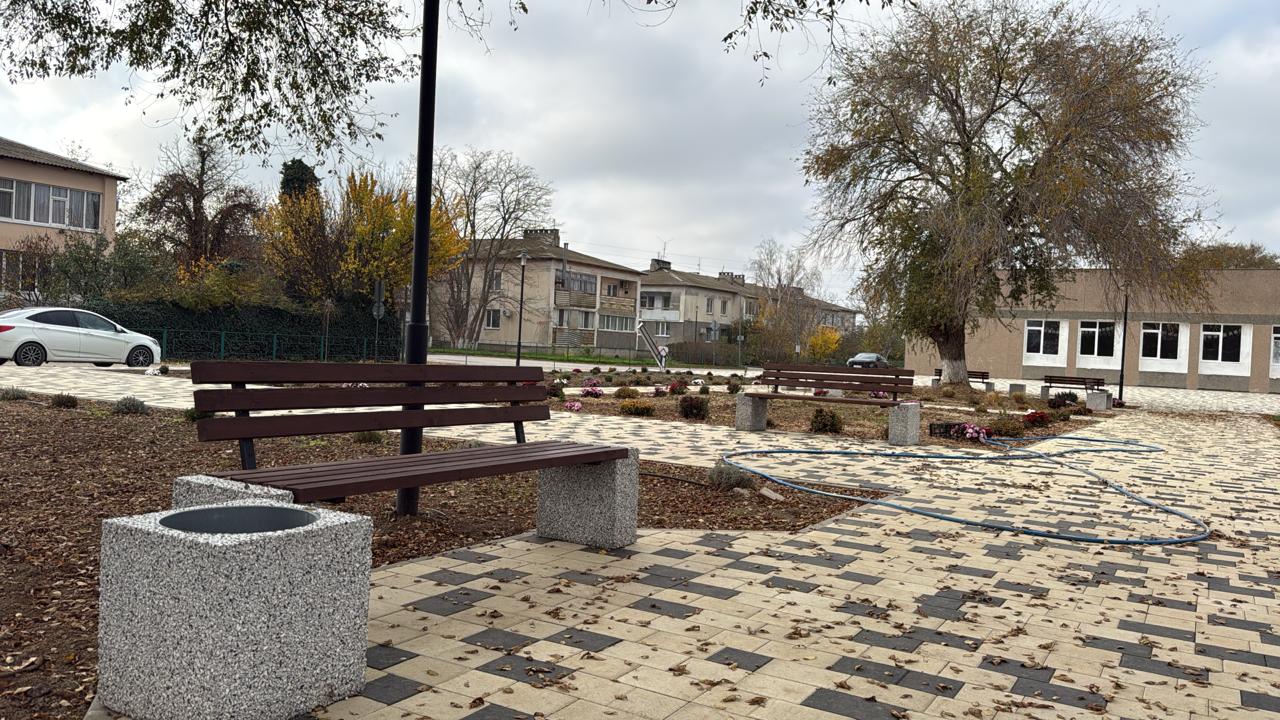 Скамейки и урна из бетона с фактурной поверхностью