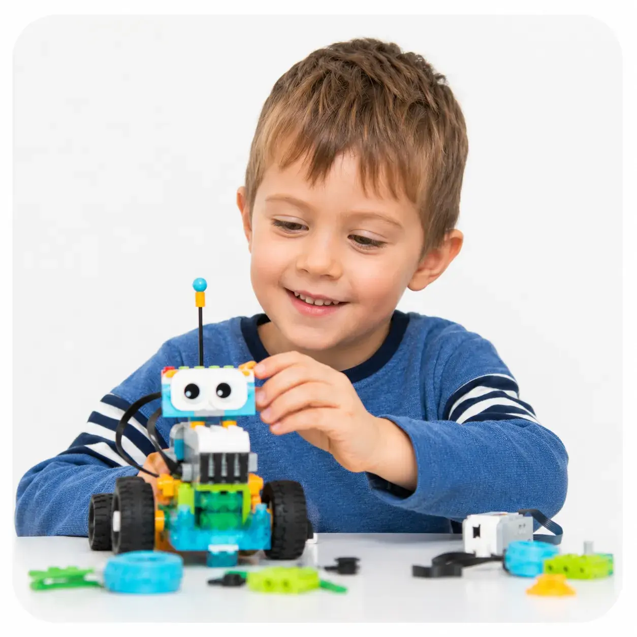 Ребенок 4–6 лет знакомится с учебным роботом
