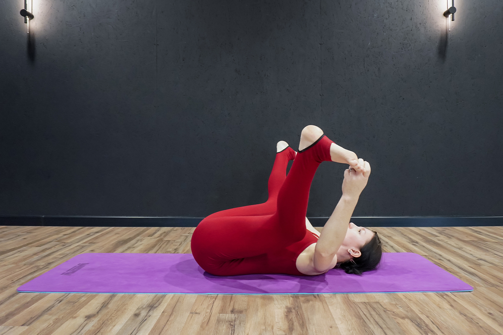 Ананда Баласана - поза счастливого ребенка