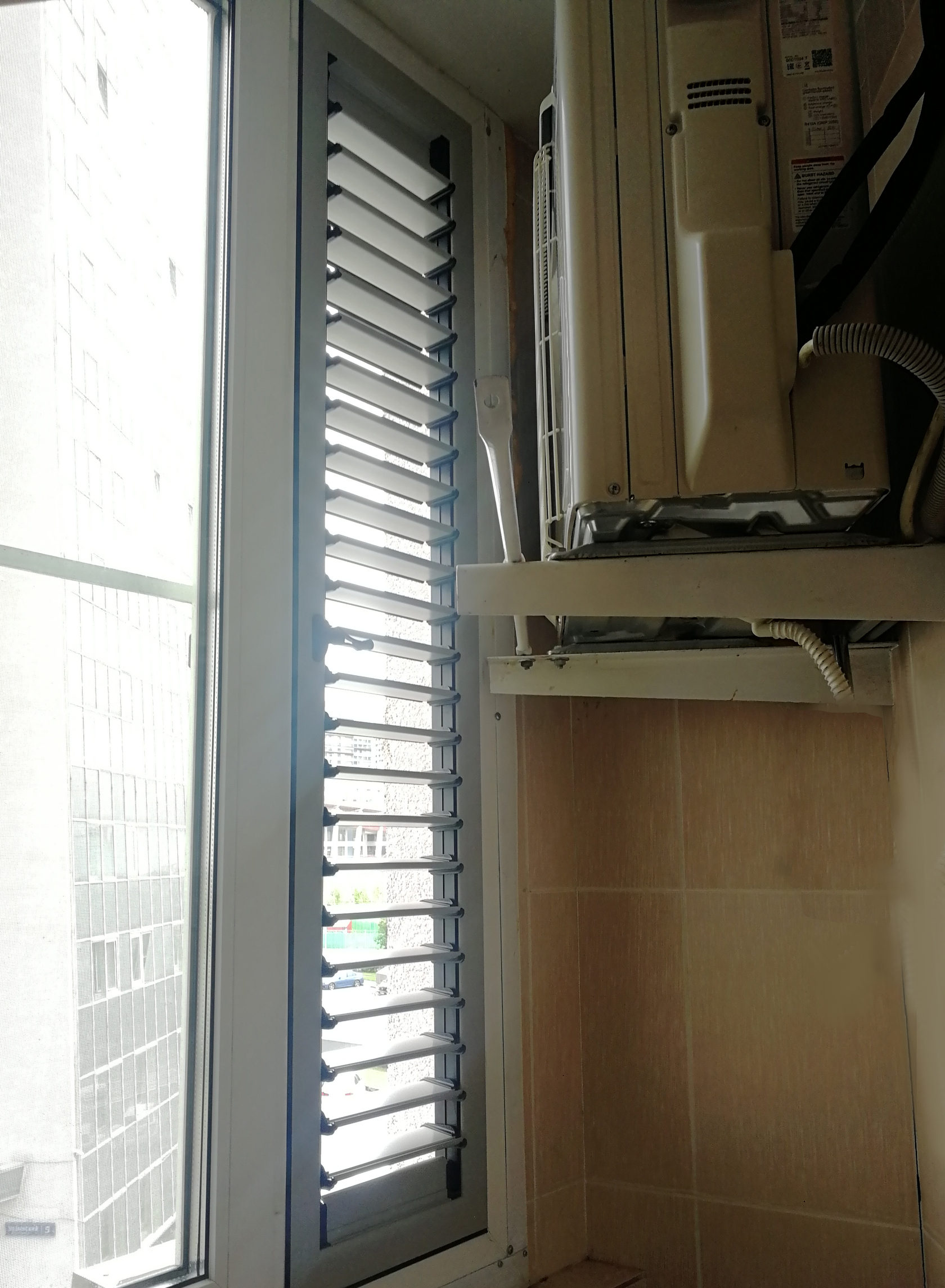 Вентиляционные решетки с регулировкой жалюзи на балкон. Установка в любой оконный блок. Обеспечение охлаждения внешнего блока кондиционера.