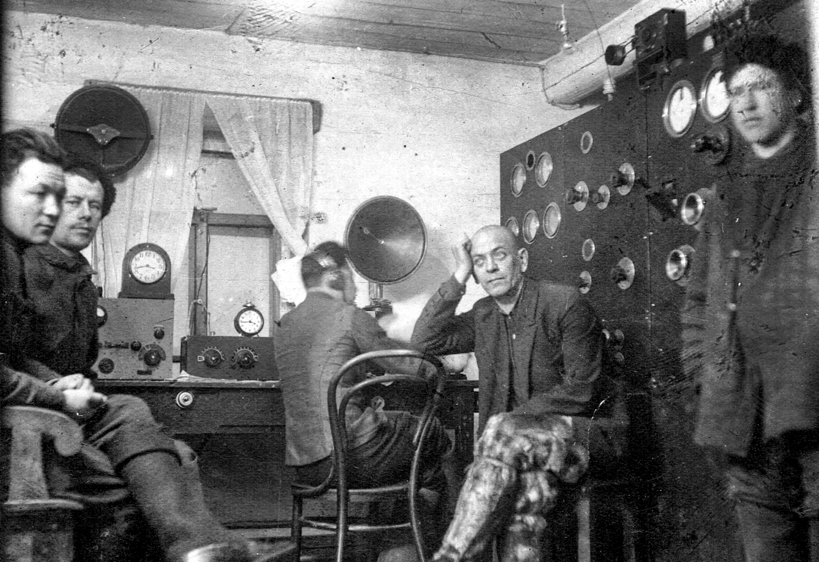 в помещении радиостанции сидят четверо мужчин