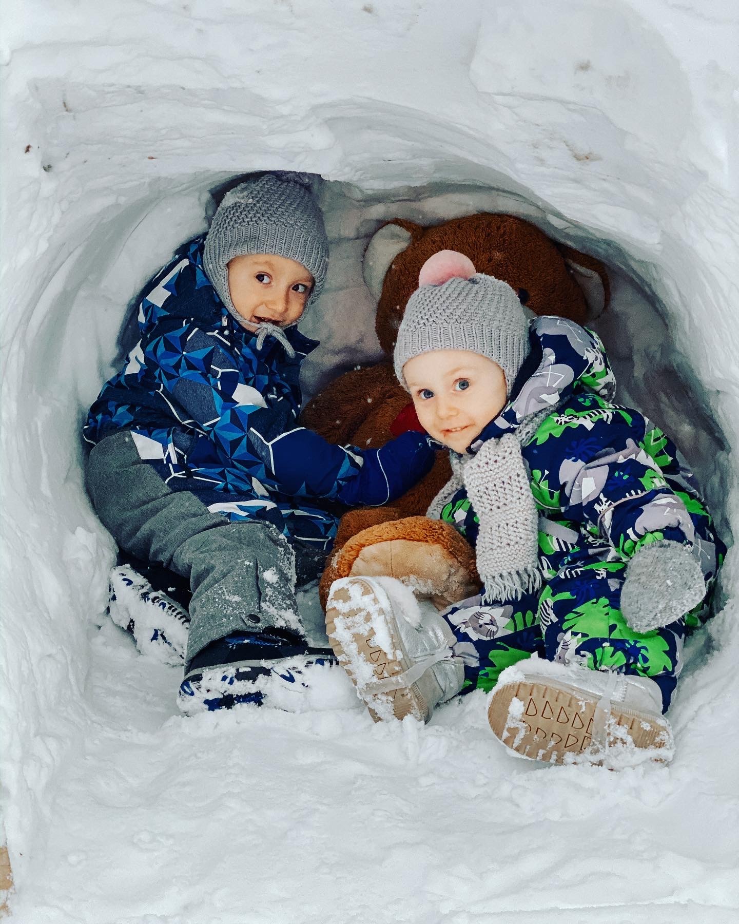 Дети играют зимой в пещере