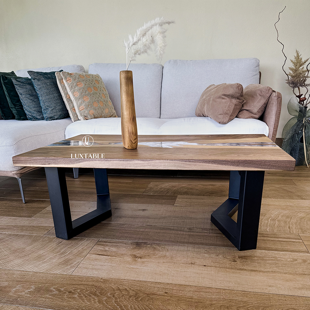 Epoxidharz Tische Alagoas aus europäischem Nussbaum und hellblauem Epoxidharz mit Metallic Effekt