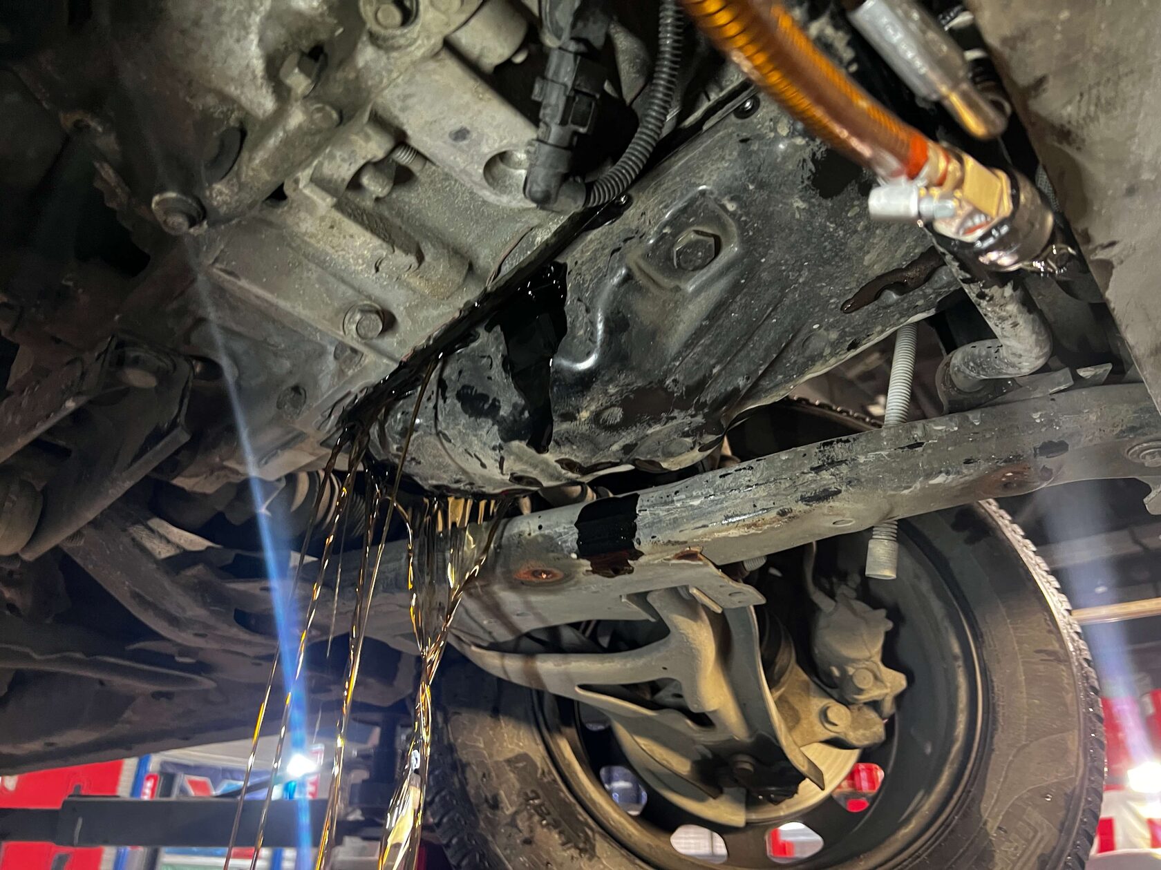 Приспускаем поддон для слива масла так как пробка наверху