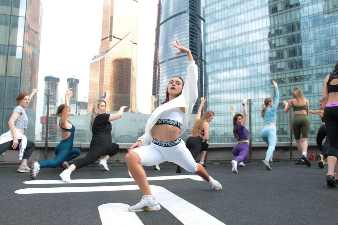 Сеть студий упругого тела. Франшиза xs студия упругого тела. Aerostretching topstretching. Гибкость в коллективе. Сеть студий упругого тела.