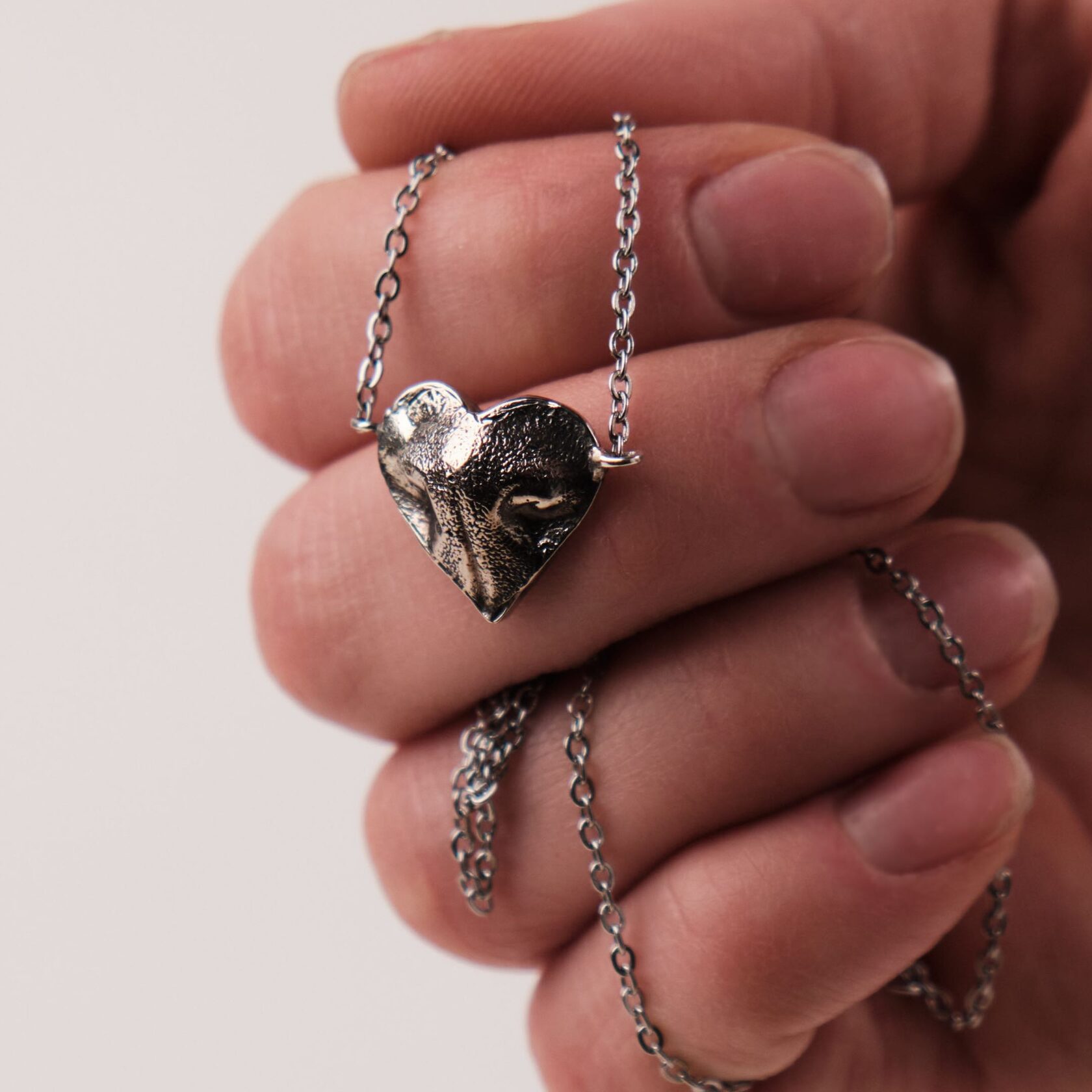 Кулон с отпечатком носа животного