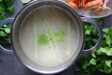 Приготовление супа Том ям с креветками и грибами: шаг 9