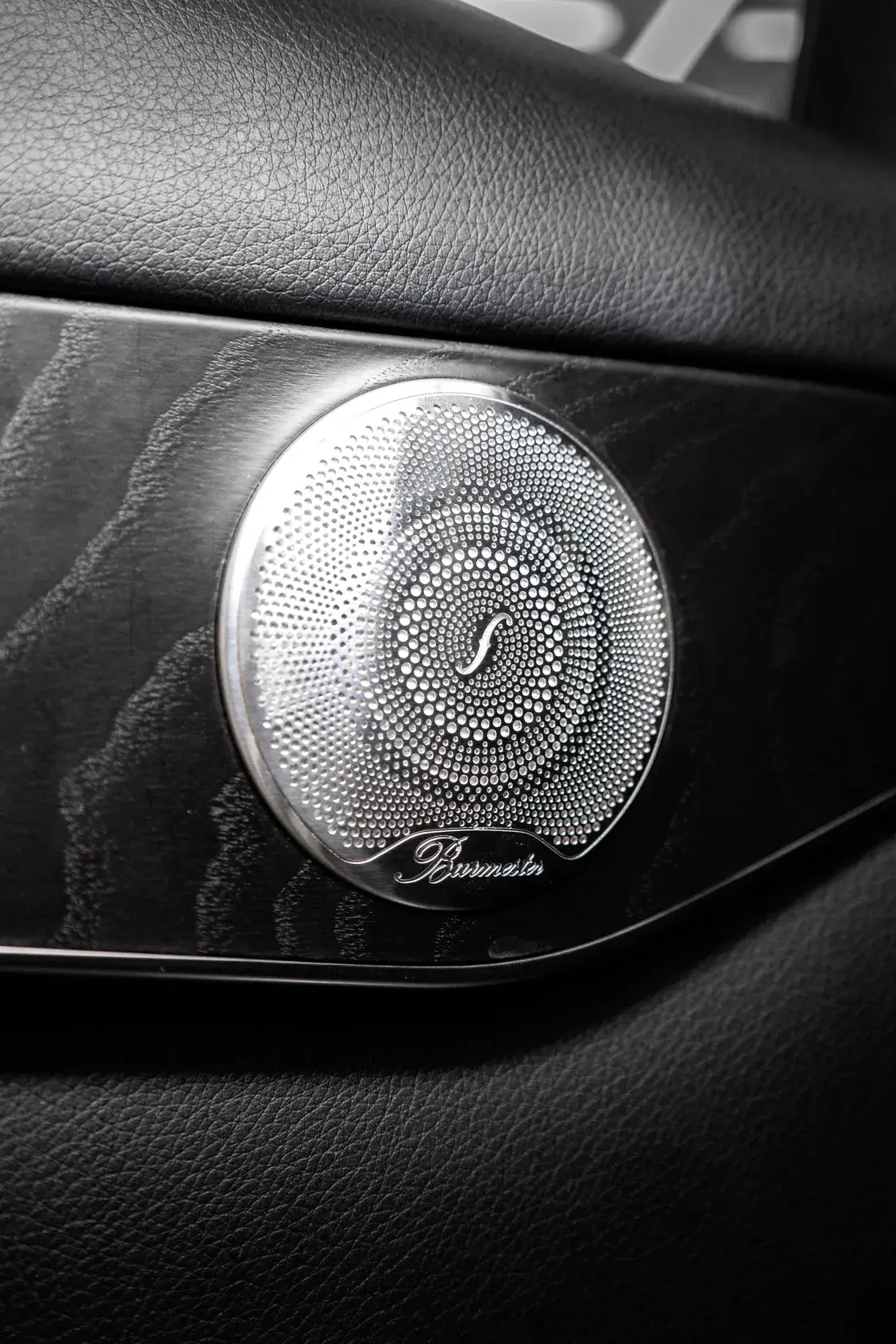 Штатный динамик Burmester в двери Mercedes GLC