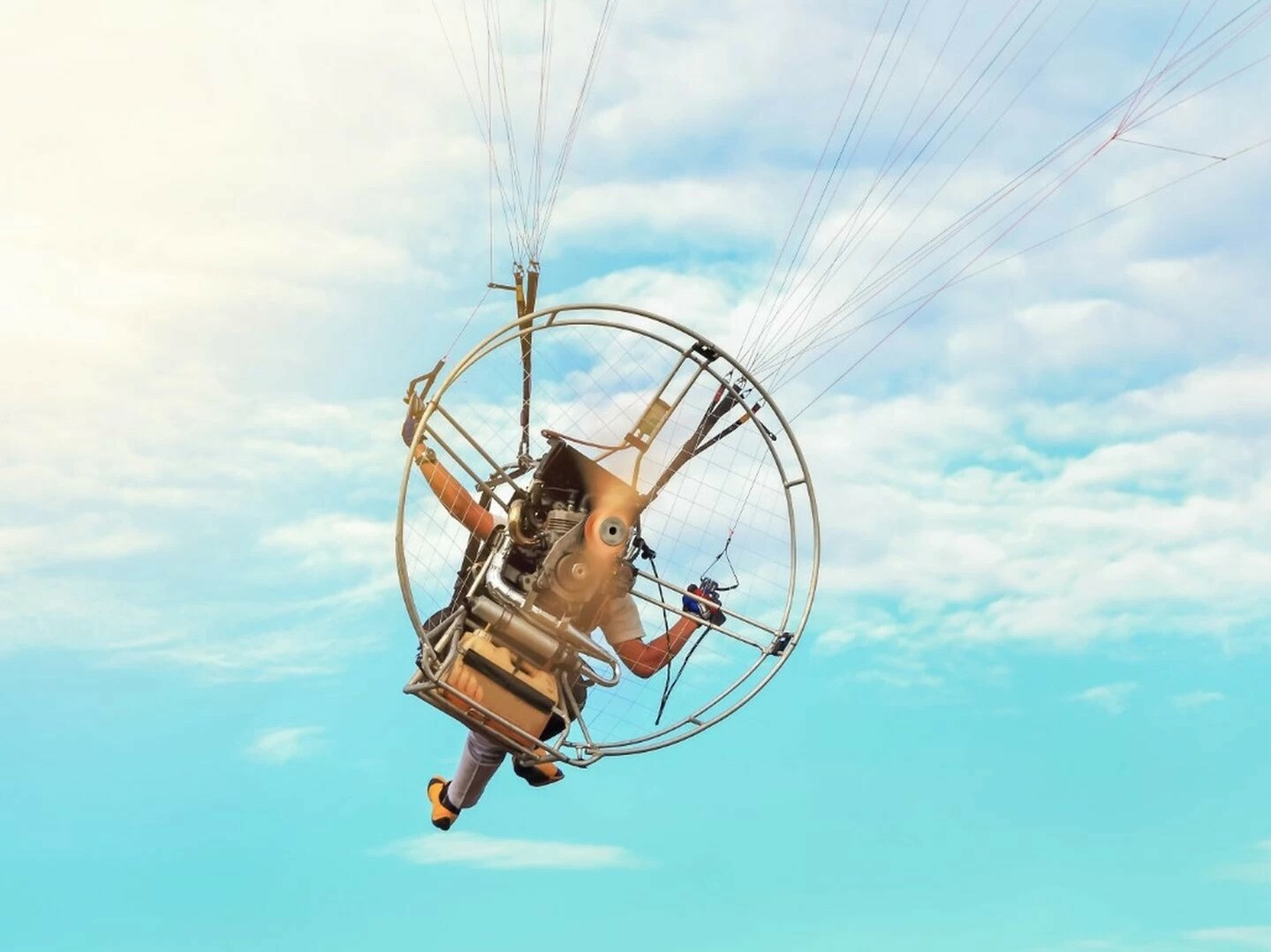 фото парня и девушки на романтическом свидании в публичном месте