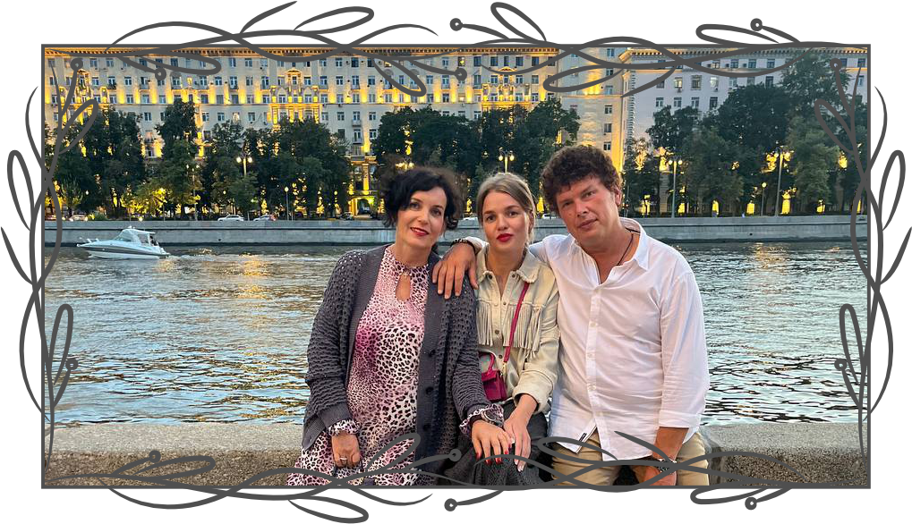 Семья Ларисы Окулик сидящая вместе, символизирует гармоничные отношения