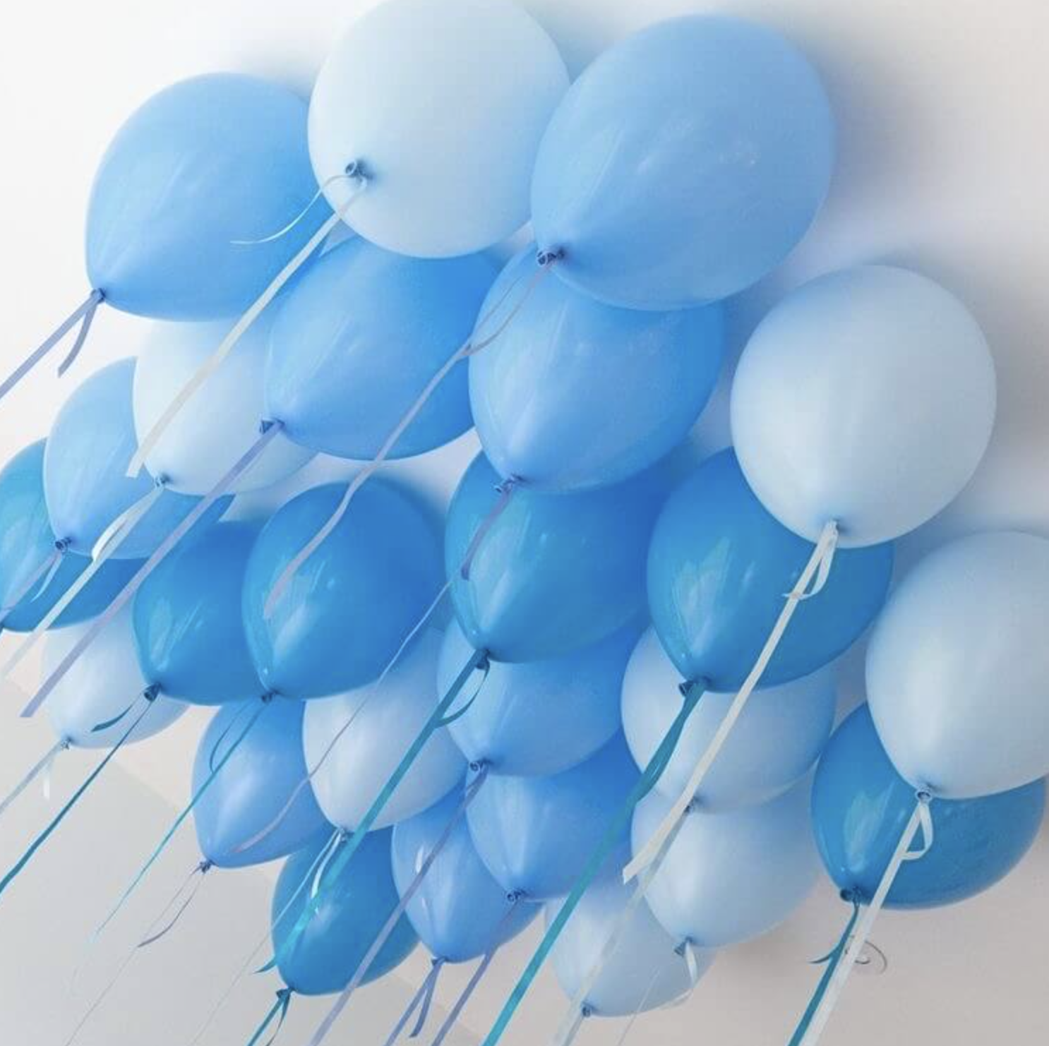 Голубому воздушному шару. Голубой шарик. Синие шары воздушные. Голубой воздушный шарик. Шары под потолок.