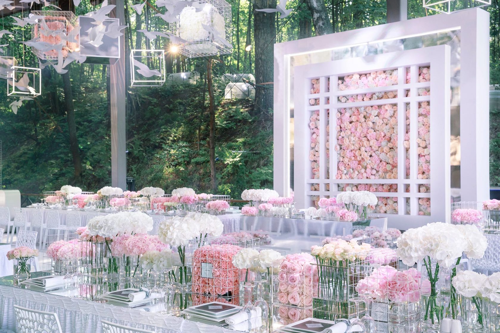 шикарный свадебный декор. декор свадебного зала. свадебные тренды декор. украшение свадебного зала. свадебный декор 2022.