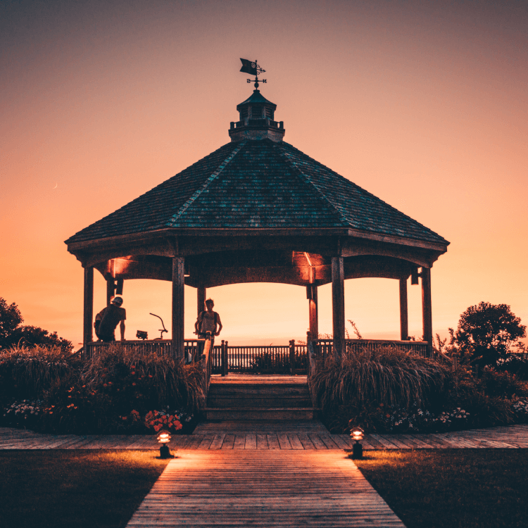 Ein großes Pavillon am Strand in der Abenddämmerung, irgendwo in Nürnberg und Umgebung