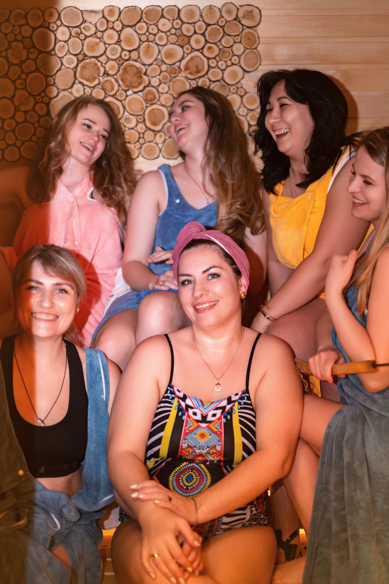 Девушки на девичнике в уютном A-frame домике зимой - отдых в бане с подругами в глэмпинге Подмосковья