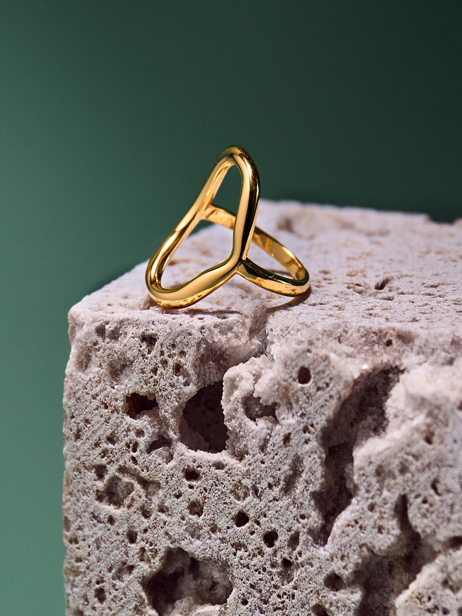 студийная съемка кольца на камне зеленый фон