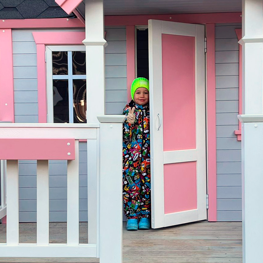 Счастливые дети играют в детском игровом домике от мастерской “Твой Детский Домик” летом. Весёлые игры на свежем воздухе.