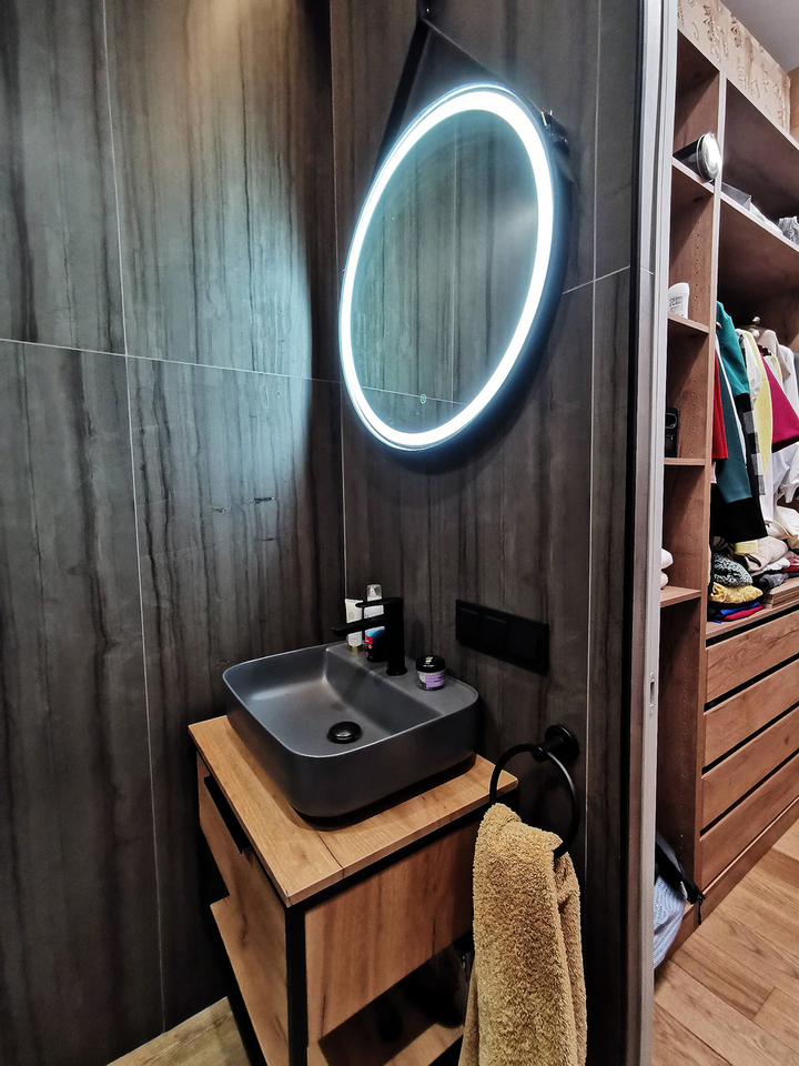 деревянная тумба с серой накладной раковиной, круглое зеркало с подсветкой, серый керамогранит с эффектом камня