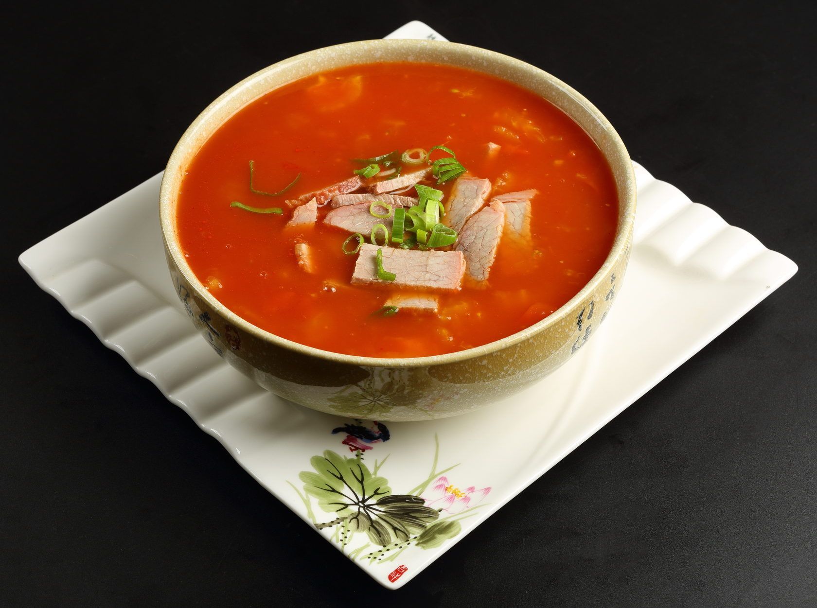 Рецепты томатного супа с говядиной. Суп в Китае. Китайская кухня супы. Китайский томатный суп. Острый китайский суп.
