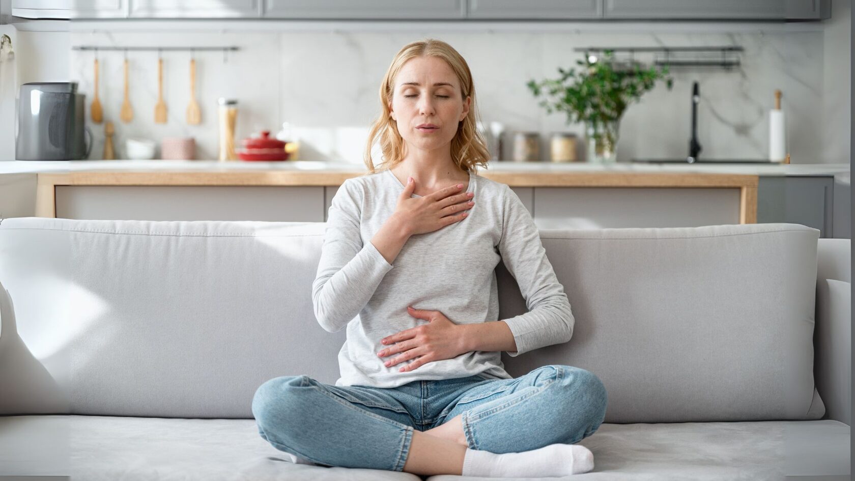 Иллюстрация человека, справляющегося с тревогой через дыхательные упражнения на фоне спокойного пейзажа